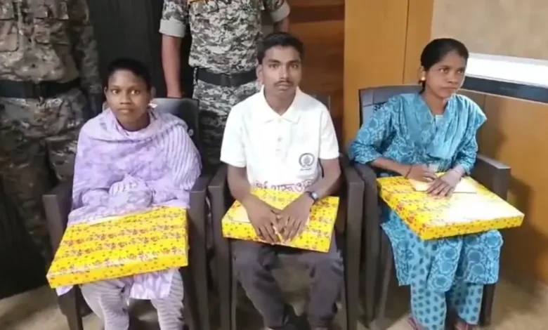 Chhattisgarh latest news: छत्तीसगढ़ में सुरक्षाबलों को मिली बड़ी सफलता, 1-1 लाख के इनामी 3 नक्सलियों ने किया आत्मसमर्पण…
