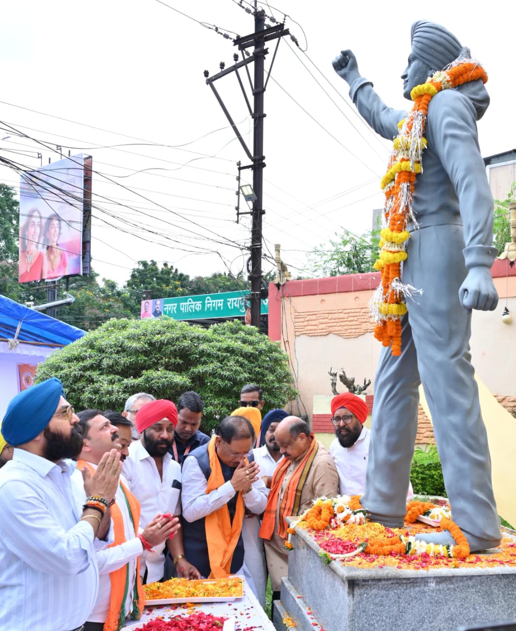 मुख्यमंत्री श्री विष्णु देव साय ने अमर शहीद भगत सिंह की प्रतिमा पर माल्यार्पण कर किया नमन