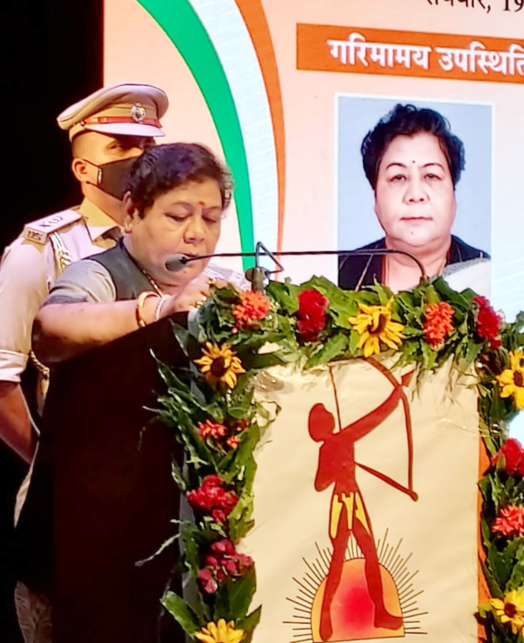 पूर्वांचल कल्याण आश्रम के 41 वें वार्षिकोत्सव में शामिल हुई राज्यपाल, नवनिर्वाचित राष्ट्रीय अध्यक्ष को किया सम्मानित