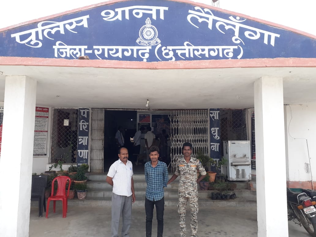 पिता की हत्या के आरोप में बेटा गिरफ्तार, लैलूंगा के ग्राम चोरंगा की घटना….  ● आरोपी घरेलू झगड़े में डंडे से पीटा और पिता को शराब पीकर गिरना बताया, जांच में हुआ खुलासा….