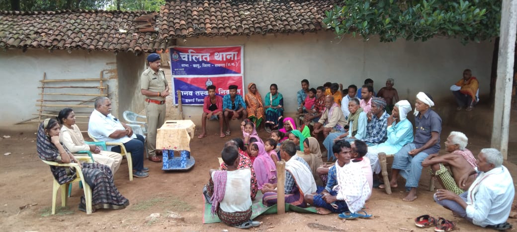 वनांचल ग्राम रतनपुर में कापू थाना प्रभारी नंदलाल पैकरा लगाए पुलिस जन चौपाल….● चौपाल में जमीन बेजा कब्जा, राशन कार्ड बनाने की शिकायतों का तत्काल कराएं निराकरण…..