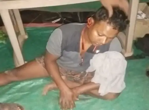 लिस कैंप पर नक्सली हमला, 2 जवान समेत 4 घायल:CAF के जवानों और दो महिला मजदूरों को लगी गोली, 15 ग्रेनेड दागे