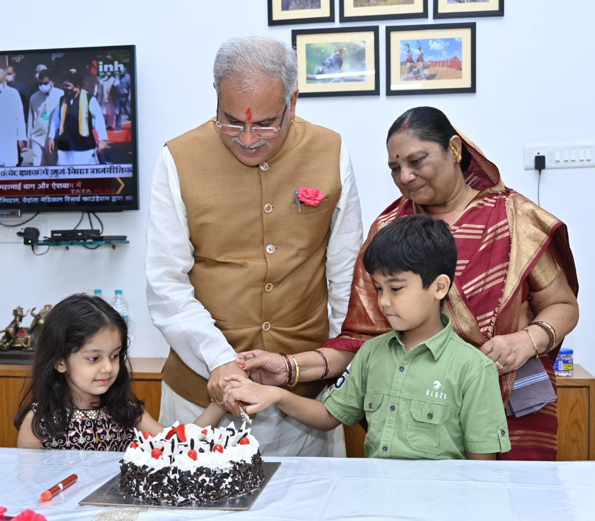 CG News:- मुख्यमंत्री श्री भूपेश बघेल ने अपने जन्मदिन के अवसर पर परिवार संग केक काटा