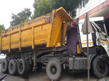 दो ट्रेलर की आमने-सामने भिड़ंत, घायल ड्राइवर अस्पताल में भर्ती