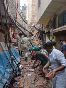 मार्केट में इमारत गिरी, 3 मजदूरों की मौत कई घायल