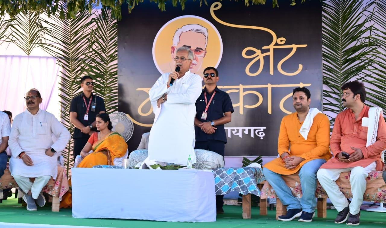 CG News: मुख्यमंत्री श्री भूपेश बघेल ने रायगढ़ जिले के नवापारा के मुनिचुआं आश्रम में की पूजा-अर्चना