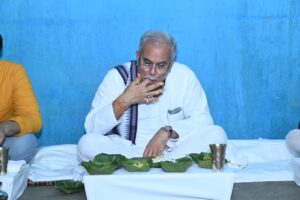 CG News: मुख्यमंत्री ने लोइंग निवासी बहादुर सिदार के घर षडरस सब्जी के साथ लिया भोजन का स्वाद
