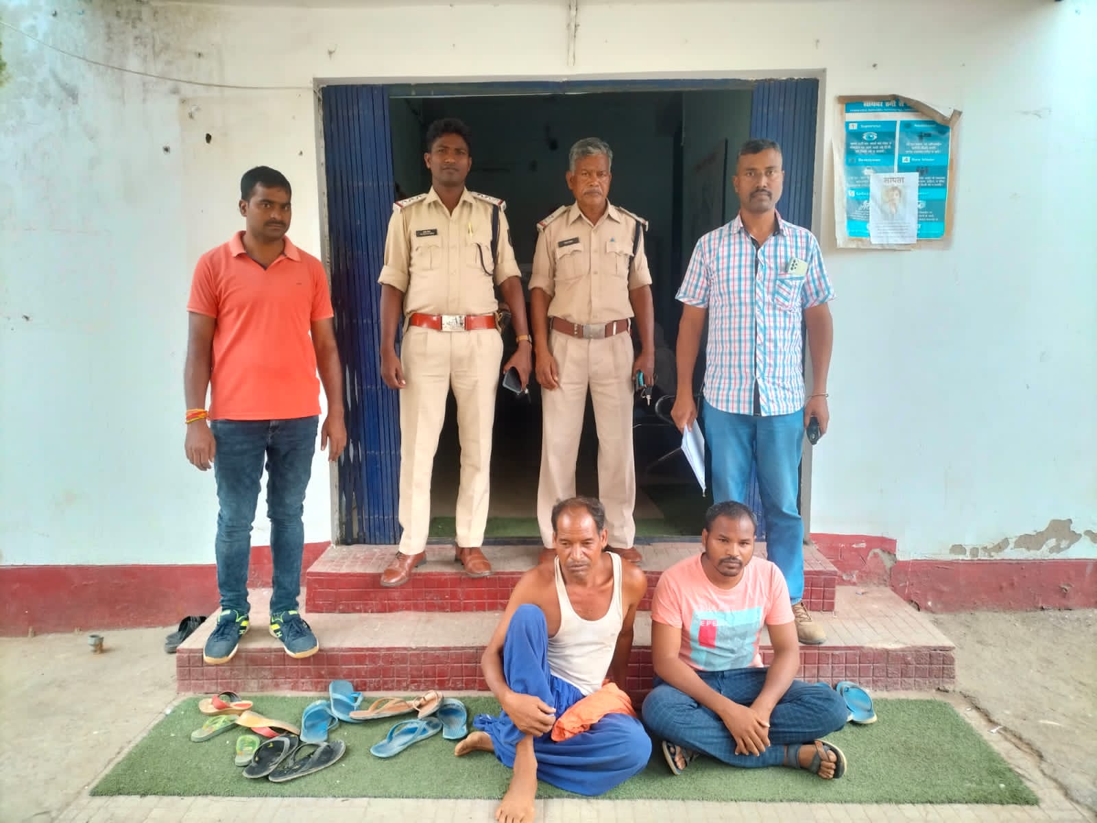 पुलिसकर्मियों पर हमला करने वाले पिता-पुत्र गिरफ्तार, भेजे गये रिमांड पर