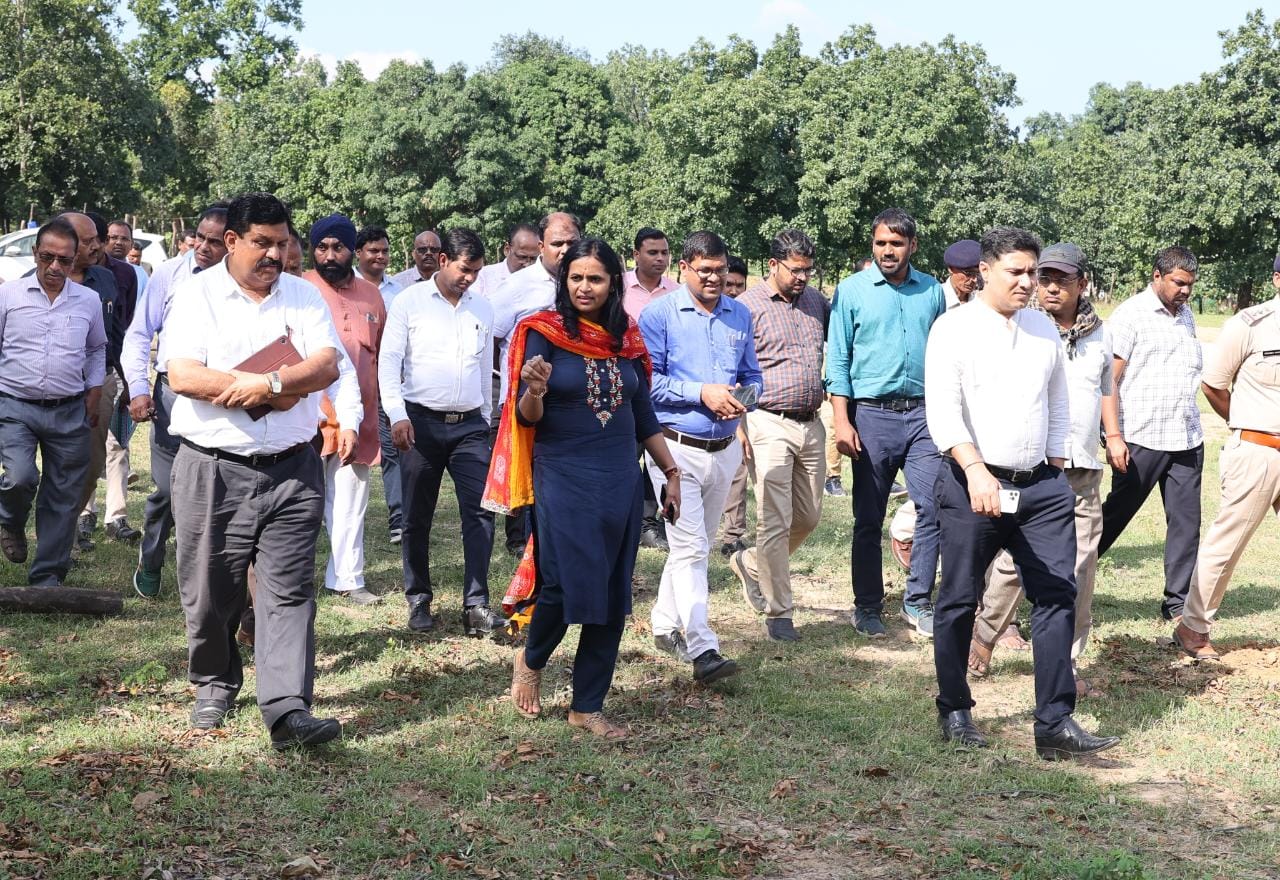 भेंट-मुलाकात की तैयारियों के निरीक्षण में कलेक्टर श्रीमती रानू साहू एवं पुलिस अधीक्षक श्री अभिषेक मीणा पहुंचे खरसिया एवं धरमजयगढ़