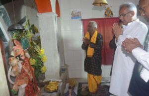 मुख्यमंत्री श्री भूपेश बघेल ने ग्राम कुंजेमुरा में श्री हनुमान मंदिर में की पूजा-अर्चना