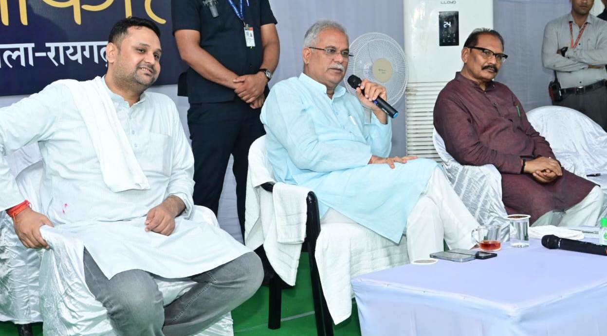 मुख्यमंत्री ने खरसिया में विभिन्न समाज एवं संगठनों के प्रतिनिधियों से मुलाकात की