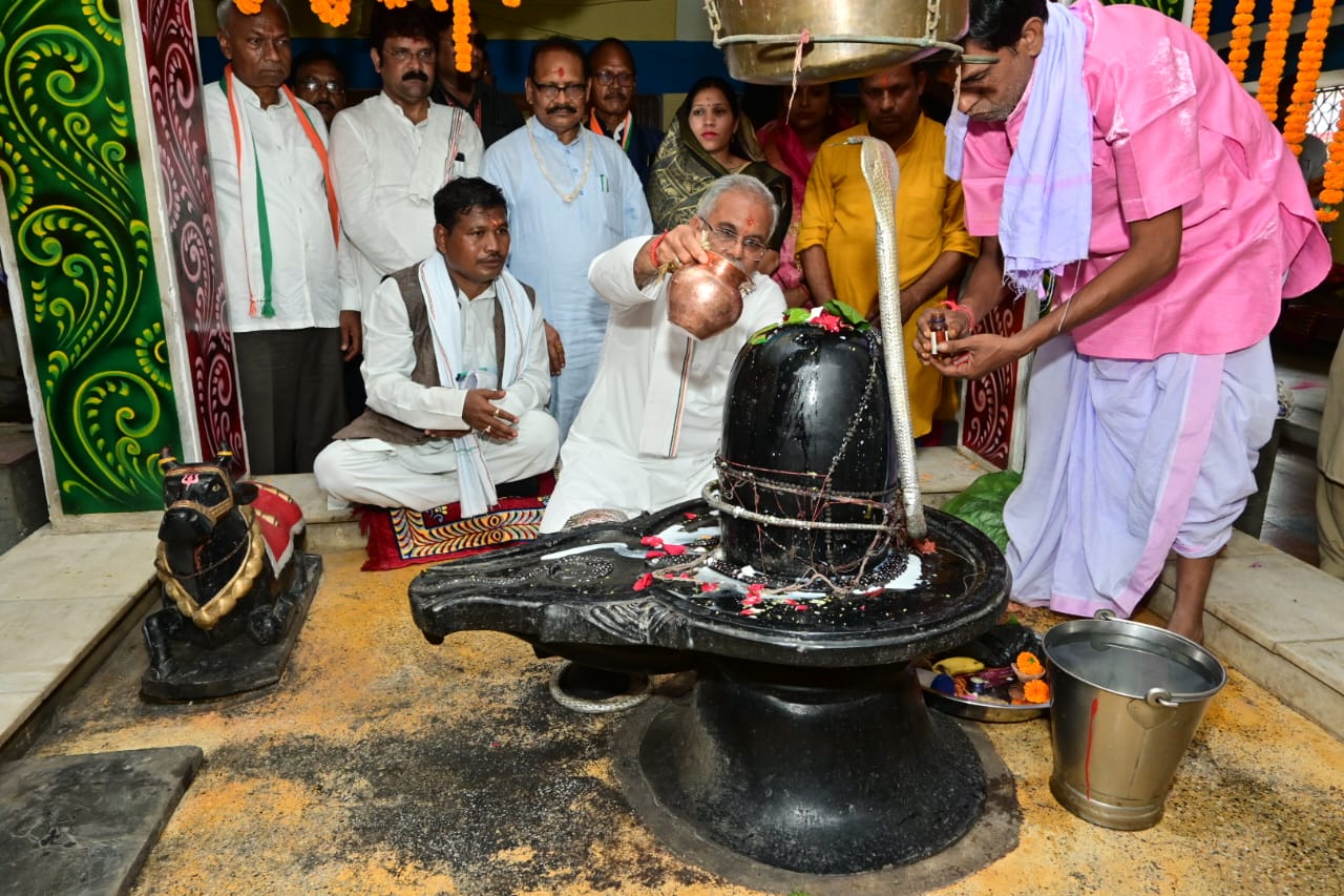 *मुख्यमंत्री ने धार्मिक महत्व के लाल चंदन का पौधा भी लगाया*