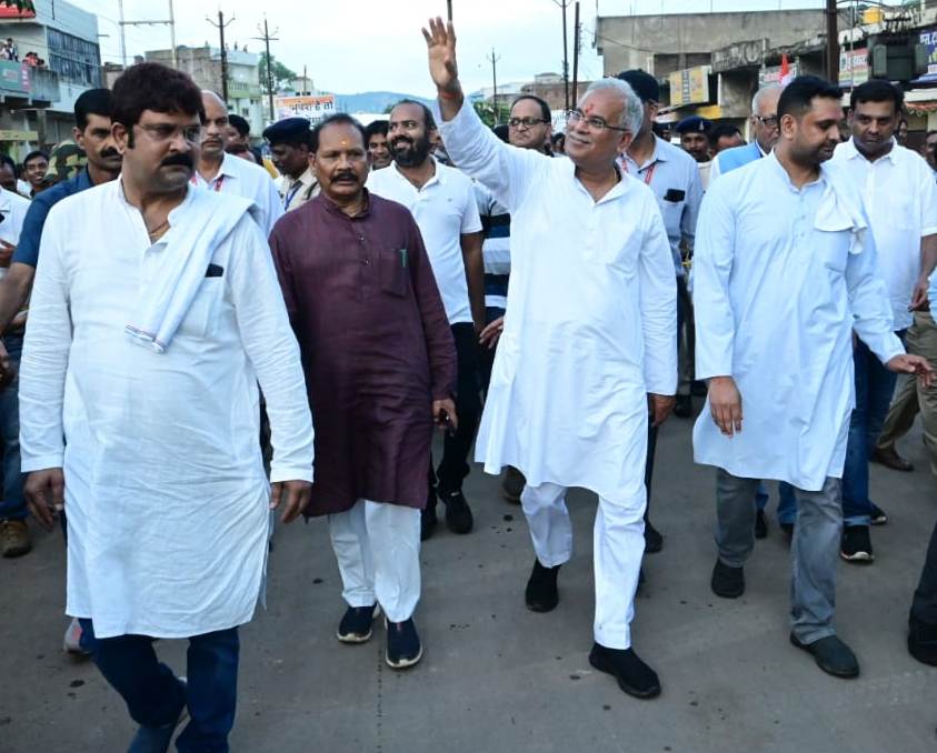 मुख्यमंत्री श्री भूपेश बघेल ने रायगढ़ जिले के नागरिकों से कहा, आपको विश्वास दिलाता हूं खराब सड़कों को बारिश खत्म होते ही बनवाएंगे