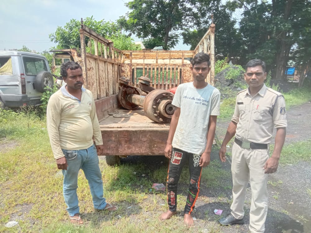 यार्ड से ट्रेलर वाहन की एक्लस चोरी कर ले जा रहे दो चोर गिरफ्तार
