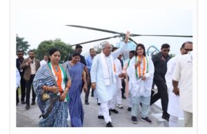 मुख्यमंत्री श्री भूपेश बघेल का हैलीपैड में जनप्रतिनिधियों ने किया जोरदार स्वागत