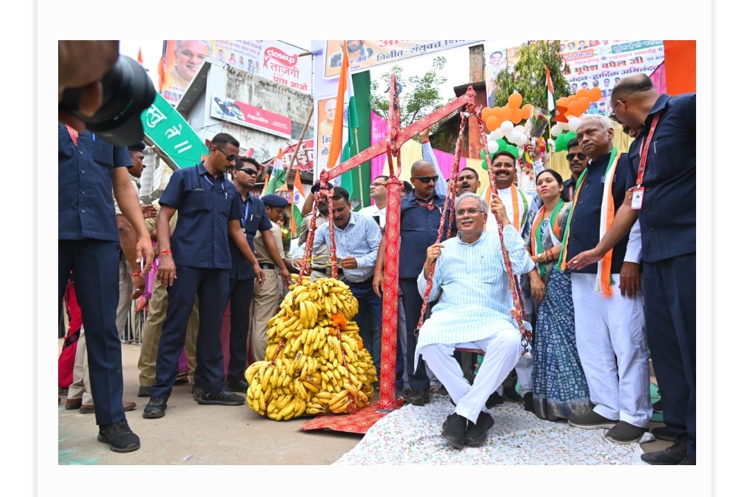 नवीन जिला सारंगढ़-बिलाईगढ़ के उद्घाटन समारोह के अवसर पर मुख्यमंत्री श्री भूपेश बघेल को फल से तौला