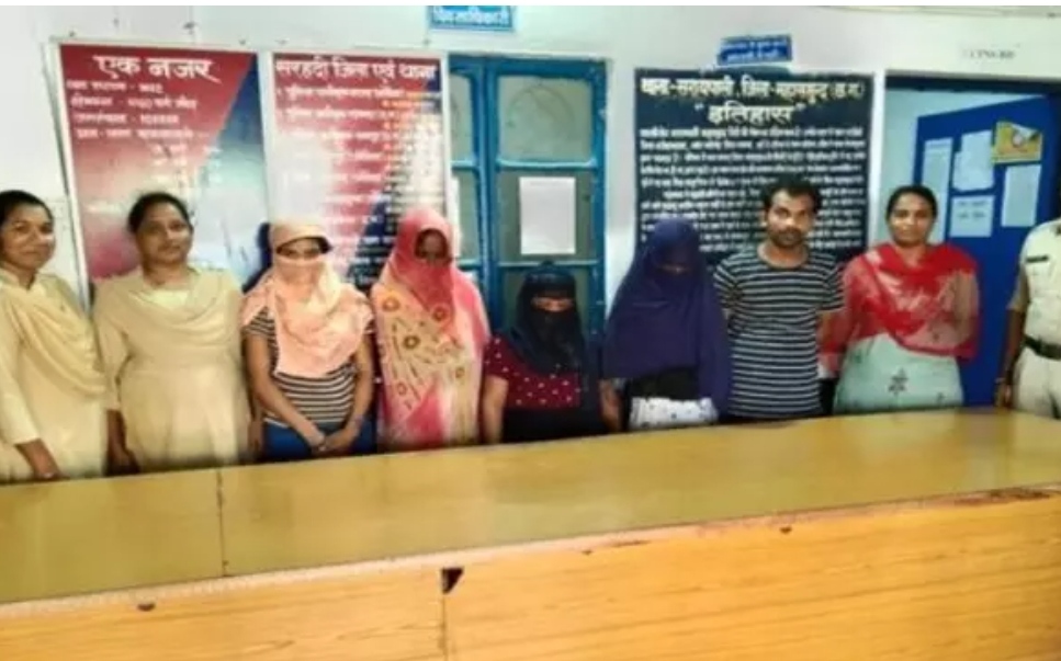 स्कूल के पास मकान में चल रहा था देहव्यापार, महिला दलाल सहित 5 गिरफ्तार