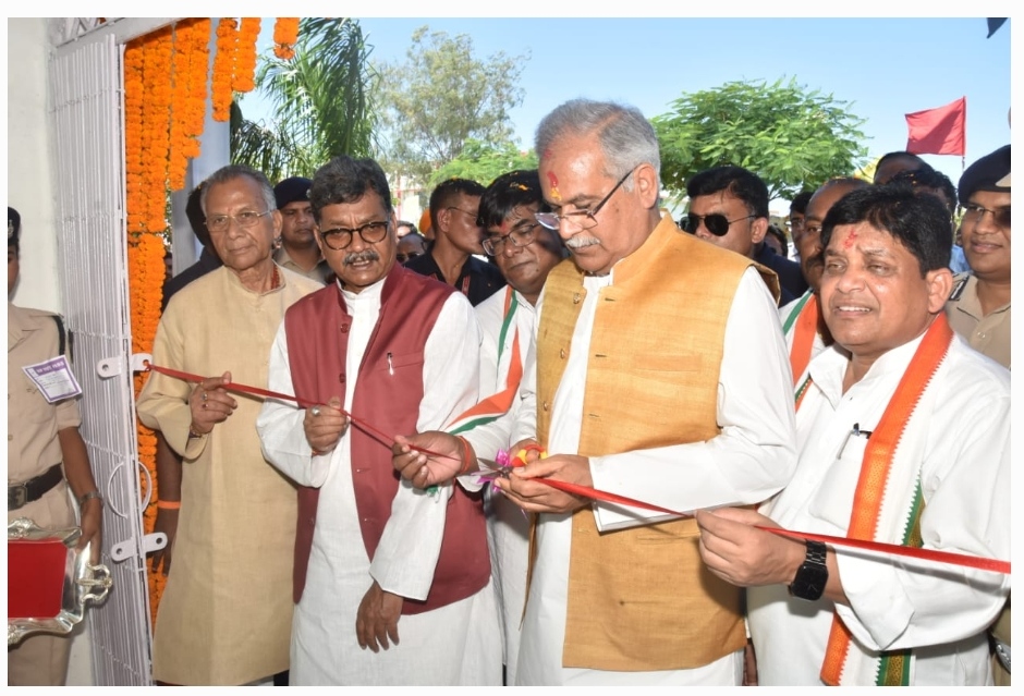 मुख्यमंत्री श्री भूपेश बघेल ने पूजन के बाद बटन एवं फीता काटकर नवीन जिला 'मनेन्द्रगढ़- चिरमिरी-भरतपुर' पुलिस अधीक्षक कार्यालय का शुभारंभ किया