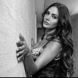 Esha Gupta के फोटो हो रहा है वायरल,तस्वीरों ने सोशल मीडिया पर लगा दी 'आग'