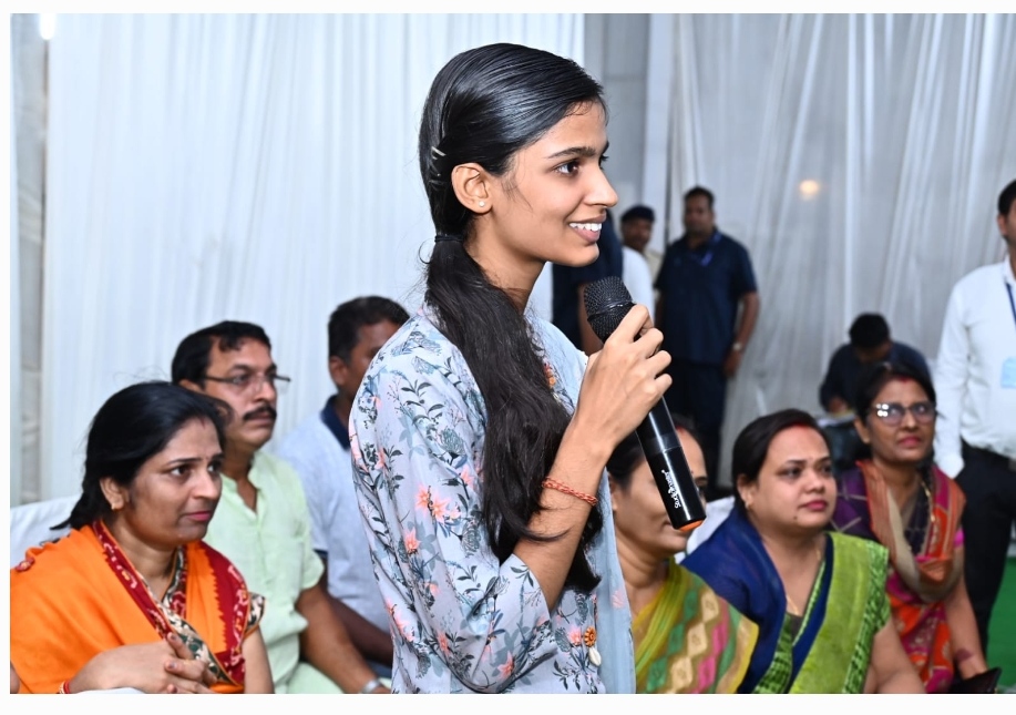 भेंट-मुलाकात कार्यक्रम में मुख्यमंत्री श्री भूपेश बघेल ने स्वेच्छा अनुदान से दो लाख देने की घोषणा की