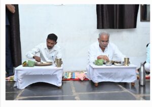 मुख्यमंत्री श्री भूपेश बघेल ने किसान श्री गोपीचंद हिरवानी के घर किया भोजन