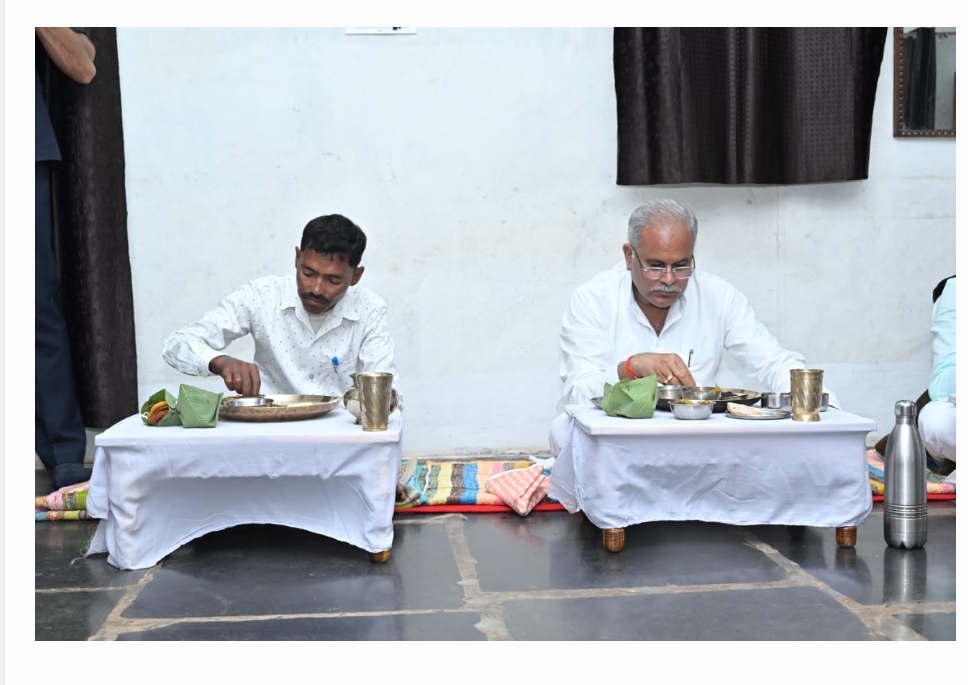 मुख्यमंत्री श्री भूपेश बघेल ने किसान श्री गोपीचंद हिरवानी के घर किया भोजन
