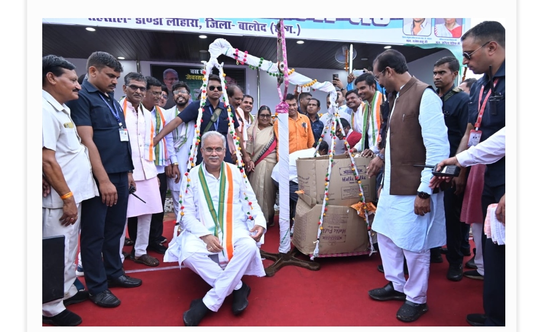 छत्तीसगढ़िया मुख्यमंत्री को अईरसा पकवान से तौलकर जेवरतला के ग्रामीणों ने किया स्वागत