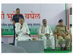 भेंट मुलाकात कार्यक्रम के तहत मुख्यमंत्री श्री भूपेश बघेल बालोद जिले के गुण्डरदेही में अधिकारियों की समीक्षा बैठक ले रहे हैं
