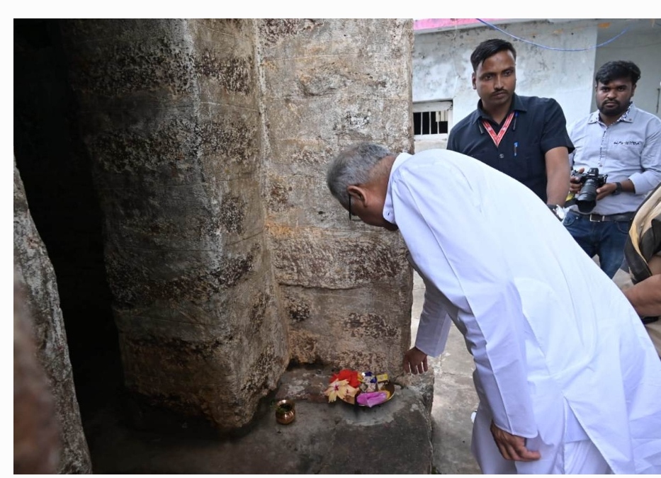 भेंट-मुलाकात, ग्राम मालीघोरी : मुख्यमंत्री श्री भूपेश बघेल ने कुकुरदेव मंदिर में पूजा अर्चना कर प्रदेश की सुख समृद्धि की कामना की