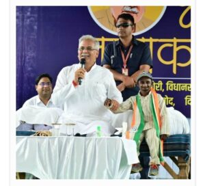 बालोद जिले में भेंट-मुलाकात कार्यक्रम के दूसरे दिन मुख्यमंत्री श्री बघेल मालीघोरी गांव पहुंचे