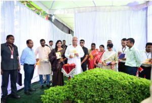 मुख्यमंत्री ने तुंहर योजना तुंहर दुआर बुकलेट व बालोद जिले की डायरेक्टरी का किया विमोचन