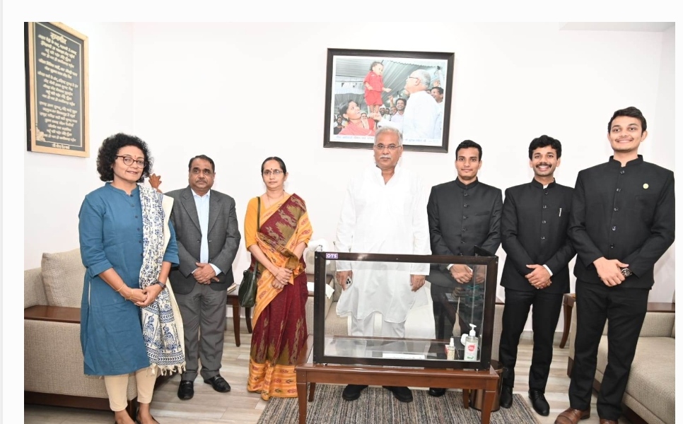 मुख्यमंत्री श्री भूपेश बघेल से भारतीय प्रशासनिक सेवा के परिवीक्षाधीन अधिकारियों ने की सौजन्य मुलाकात