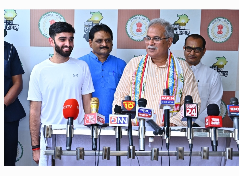 मुख्यमंत्री से भारतीय बैडमिंटन खिलाड़ी श्री ईशान भटनागर ने की सौजन्य मुलाकात