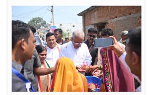 मुख्यमंत्री श्री बघेल का माता चंडी मंदिर से भेंट-मुलाकात कार्यक्रम स्थल तक रोड शो के दौरान ग्रामीणों ने किया जोरदार स्वागत