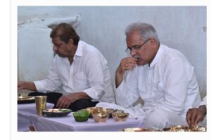 मुख्यमंत्री श्री भूपेश बघेल ने ग्राम पंचायत कुकदुर में श्री भगत राम पुसाम के यहां भोजन किया