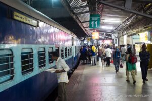 Indian Railways : नाइट में सफर करने वालों की हो गई बल्ले-बल्ले, रेलवे ने शुरू की यह बड़ी सुविधा