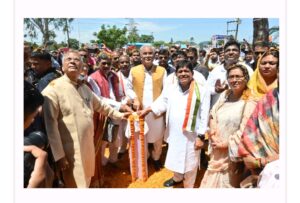 मुख्यमंत्री श्री भूपेश बघेल ने बटन दबाकर कलेक्ट्रेट के बोर्ड का अनावरण किया..