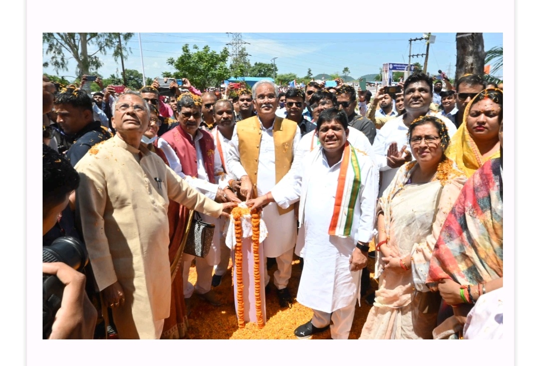 मुख्यमंत्री श्री भूपेश बघेल ने बटन दबाकर कलेक्ट्रेट के बोर्ड का अनावरण किया..