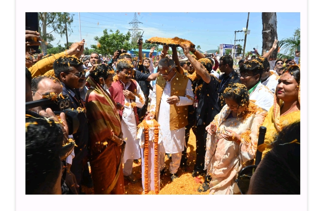 कलेक्ट्रेट के द्वार पर मुख्यमंत्री का पुष्प वर्षा एवं शंख ध्वनि से स्वागत...