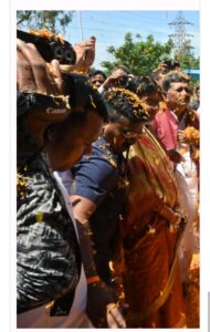 कलेक्ट्रेट के द्वार पर मुख्यमंत्री का पुष्प वर्षा एवं शंख ध्वनि से स्वागत...