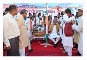 मुख्यमंत्री श्री भूपेश बघेल को मनेंद्रगढ़वासियों ने छत्तीसगढ़ी व्यंजनों से तौला...