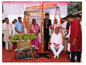 भेंट-मुलाकात: झलमला : मुख्यमंत्री श्री भूपेश बघेल को झलमला रोड-शो के दौरान मरार पटेल समाज द्वारा सब्जियों से तौल कर सम्मान किया