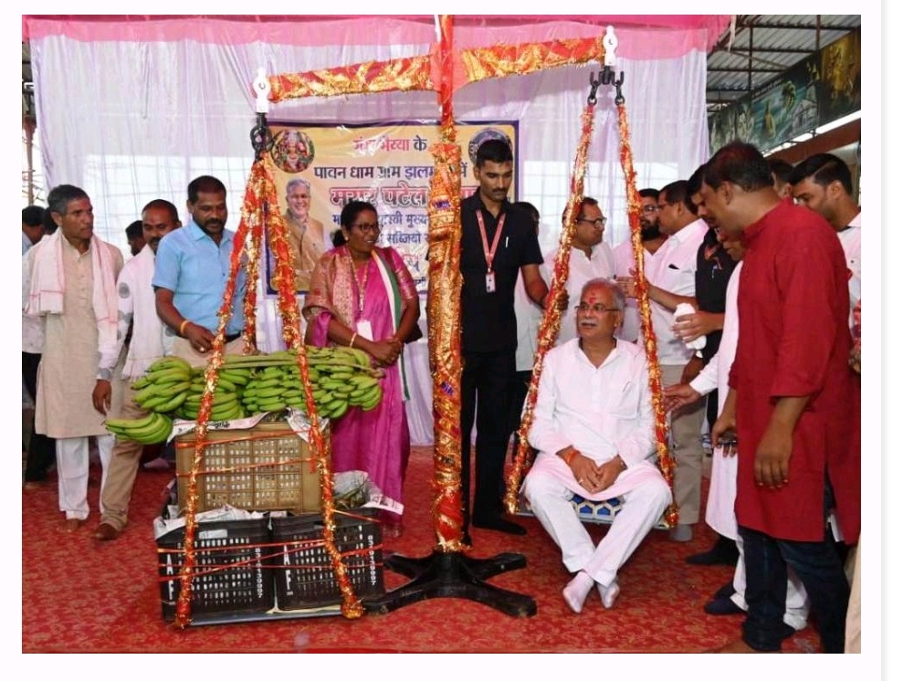भेंट-मुलाकात: झलमला : मुख्यमंत्री श्री भूपेश बघेल को झलमला रोड-शो के दौरान मरार पटेल समाज द्वारा सब्जियों से तौल कर सम्मान किया