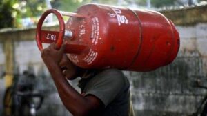 LPG Gas Cylinder Price: 300 रुपये सस्ता मिल रहा गैस सिलेंडर, जल्द करे बुकिंग