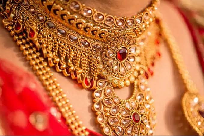 Gold Price Today: सोने की कीमत में रिकॉर्ड तोड़ गिरावट, फटाफट चेक करें लेटेस्ट रेट