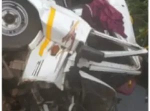 नर्सिंग स्टाफ से भरी बस पलटी: 1 की मौत,14 घायल