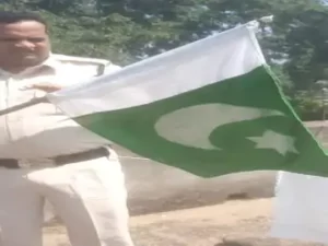 ब्रेकिंग: छत्तिसगढ में पाकिस्तानी झंडा घर पर फहराया , विरोध के बाद पुलिस ने की कार्रवाई