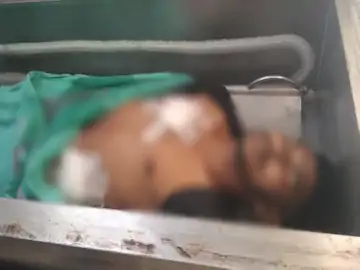 छत्तीसगढ़ में लगातार चाकूबाजी के मामले छत्तीसगढ़ में लगातार चाकूबाजी की घटनाएं हो रही हैं। खासतौर पर राजधानी रायपुर चाकूबाजी का गढ़ बनता जा रहा है। 4 अक्टूबर को महानवमी के दिन भी तेलीबांधा थाना इलाके में स्थित साहनी पेट्रोल पंप के सामने स्थित होटल संचालक को चाकू मारकर घायल कर दिया गया। होटल संचालक रमेश पटेल ने खाना देने से पहले पैसे मांगे थे, इसलिए आरोपी विक्की जैन ने उस पर हमला कर दिया। फिलहाल घायल होटल संचालक को अस्पताल में भर्ती कराया गया है। वहीं आरोपी को गिरफ्तार कर लिया गया है। रायपुर में हफ्तेभर पहले भी सिविल लाइन, आजाद चौक और उरला इलाके में चाकूबाजी हो गई थी। वारदात में 3 लोग गंभीर रूप से घायल हुए थे। पुलिस ने तीन आरोपियों को भी गिरफ्तार किया था। डराने वाली बात ये है कि 90 फीसदी वारदातें 20 साल या कम उम्र के लड़कों ने की, जिनमें अधिकांश नाबालिग हैं। ज्यादातर चाकूबाजी नशे में की गई। कारण भी मामूली ही हैं। जैसे- जवाब नहीं देने पर, रास्ता नहीं देने पर, पैसों की मांग करने पर पैसा नहीं देने पर, शराब नहीं पिलाने पर, घर के सामने नशा करने से रोकने पर, गाड़ी खड़ी करने पर, गुपचुप नहीं खिलाने पर, यहां तक कि गाड़ी से कीचड़ छिटकने पर चाकू चल गए हैं।