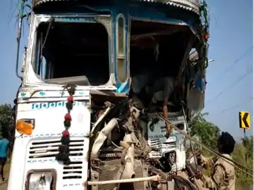 CG News : दो ट्रैक की जोरदार भिडंत, हादसे मैं दोनों हेल्पर की मौत