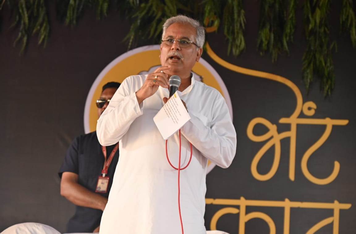 भेंट-मुलाकात: ग्राम छपोरा : मुख्यमंत्री श्री बघेल ने ग्रामीणों से चर्चा कर शासकीय योजनाओं के क्रियान्वयन की ली जानकारी